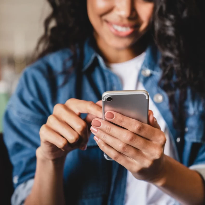 What are the differences between seborrheic dermatitis and scalp psoriasis