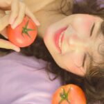 Managing Seborrheic Dermatitis: Unveiling the Diet Link for Relief - Smiling woman enjoying a sunny day with ripe tomatoes outdoors.